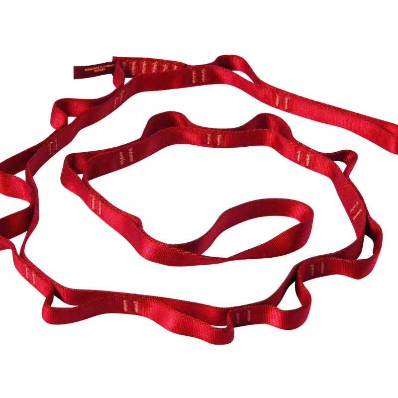 La eslinga de escalada Black Diamond, enrollada en bucles de un rojo vibrante, está hecha de nailon duradero con un ancho uniforme de 18 mm. Se utiliza normalmente en escalada para anclar o asegurar el equipo, como una confiable cadena de nailon.