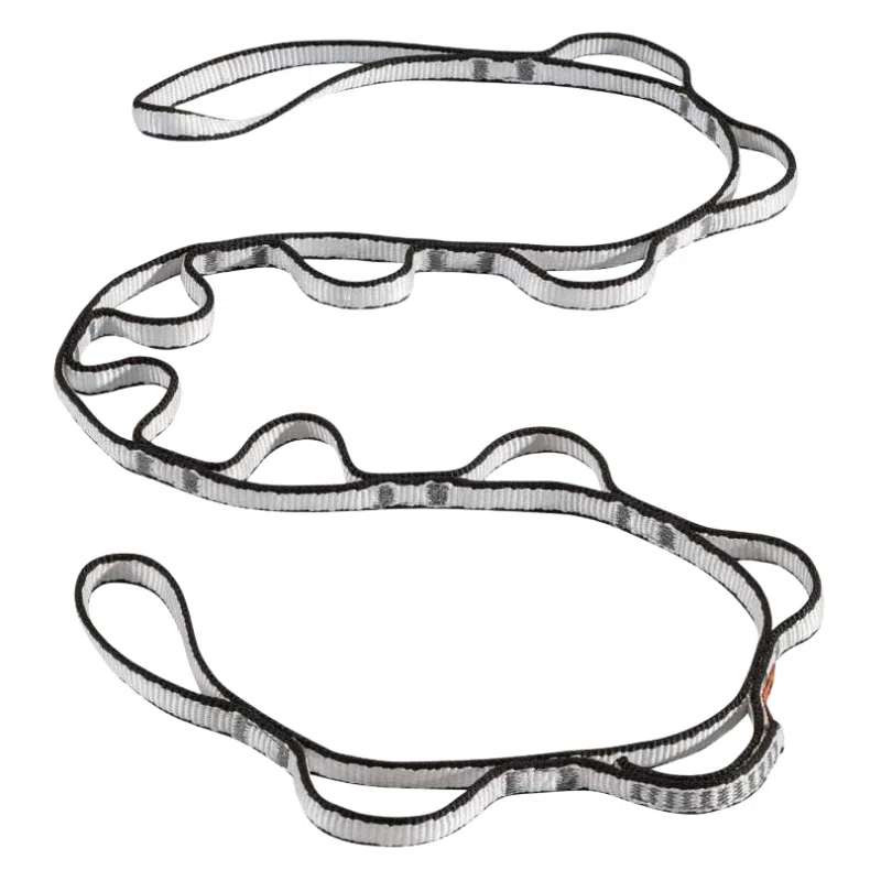 Una cadena tipo margarita Dynex de Black Diamond, con un elegante diseño en negro y gris, presenta múltiples bucles de 12 mm distribuidos sobre un fondo blanco. Estos bucles espaciados de manera uniforme están diseñados para diversas aplicaciones de escalada.
