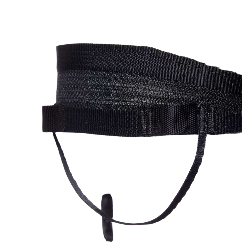 Primer plano de una correa de nailon con presillas ajustables y un gancho, posiblemente parte del Arnés Black Diamond Couloir Ultra Blue/Black. La tela presenta detalles de costuras texturizadas. El fondo blanco enfatiza el diseño de la correa y muestra su funcionalidad resistente para las aventuras en los corredores.