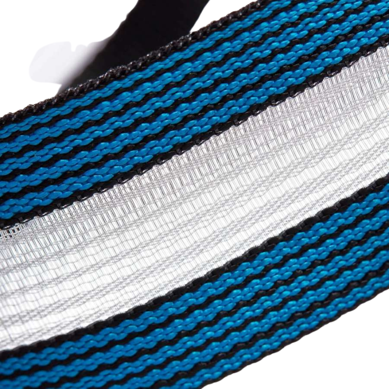 Primer plano de una tela texturizada de Arnés Black Diamond Couloir Ultra Blue/Black, que muestra rayas alternadas en negro, Ultra Blue y blanco. El material tejido muestra intrincados detalles de hilo y un patrón que evoca el paisaje de Black Diamond Couloir.