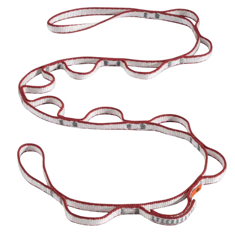 La correa de escalada tipo margarita de Black Diamond, en rojo y gris con múltiples presillas cosidas, ofrece longitudes ajustables. Fabricada con material de cincha Dynex duradero, presenta un patrón de serpentina sobre un fondo blanco para un uso versátil en escalada.