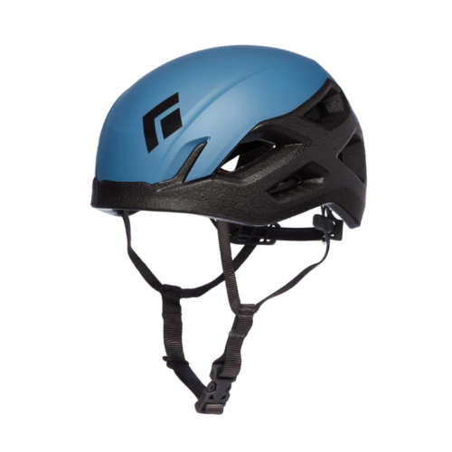 El casco Black Diamond Vision, un elegante casco de escalada en azul y negro, ofrece correas ajustables y aberturas de ventilación para una máxima comodidad. Con un fondo blanco, está pensado para escaladores aventureros que priorizan la seguridad y el estilo.