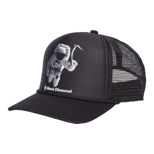 Una elegante gorra de camionero de malla negra que presenta un llamativo gráfico de un astronauta agarrando un piolet de escalada en el panel frontal. Las palabras en negrita "Black Diamond" están impresas con orgullo debajo de la imagen, lo que agrega un toque adicional de estilo aventurero.