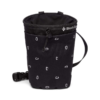 Esta bolsa para magnesio para gimnasio de Black Diamond cuenta con un diseño elegante con cierre de cordón y correa. Está adornada con un distintivo estampado de mosquetón blanco y luce con orgullo el logotipo "Black Diamond" para darle un toque de estilo.