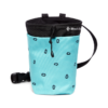 La bolsa de magnesio Black Diamond Gym Chalk Bag es de color azul claro con patrones ovalados negros y cuenta con una correa ajustable negra junto con un cordón en la parte superior. El icónico logotipo de Black Diamond se muestra de forma destacada cerca de la abertura.