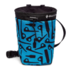 La Bolsa para Magnesio Black Diamond Gym Chalk Bag presenta un impresionante diseño geométrico en azul y negro, además de una práctica correa con clip. Con "Black Diamond" elegantemente impreso en blanco cerca de la parte superior y un cierre con cordón para asegurar el magnesio, es perfecto para los entusiastas de la escalada.