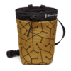 La bolsa de magnesio Black Diamond Gym Chalk Bag en amarillo mostaza presenta un llamativo patrón geométrico negro junto con el logotipo de Black Diamond. Incluye un cierre con cordón, un cinturón y una presilla para colgar.
