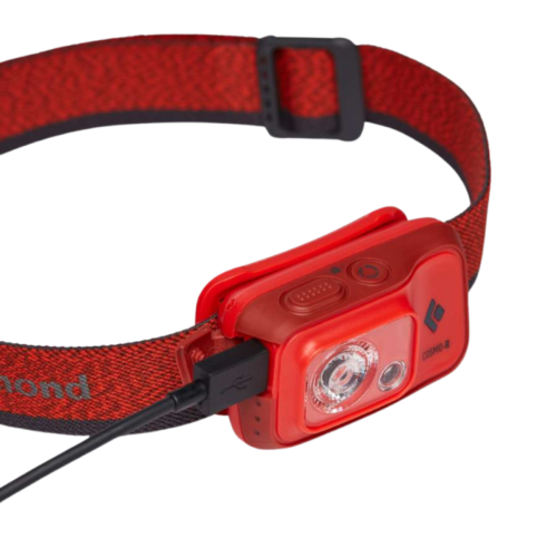 La linterna frontal recargable Black Diamond Cosmo 350-R cuenta con un elegante diseño en rojo y negro y una correa ajustable para mayor comodidad. Esta versátil linterna frontal incluye un cable de carga USB y botones fáciles de usar en la parte superior para un control perfecto durante cualquier aventura.