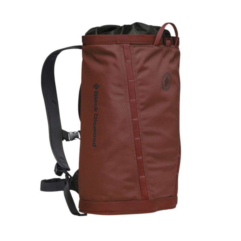 La Mochila Black Diamond Street Creek 20 es una elegante mochila roja y negra con un diseño minimalista, que cuenta con correas de hombro ajustables, múltiples compartimentos y un asa superior. El logotipo de Black Diamond se muestra de forma destacada en el lateral.