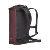 La mochila Black Diamond Street Creek 20 cuenta con un elegante diseño en granate y negro con correas de hombro ajustables. Cuenta con un bolsillo lateral con cierre y un cierre superior, que se mantiene en posición vertical para resaltar su diseño compacto y funcional.