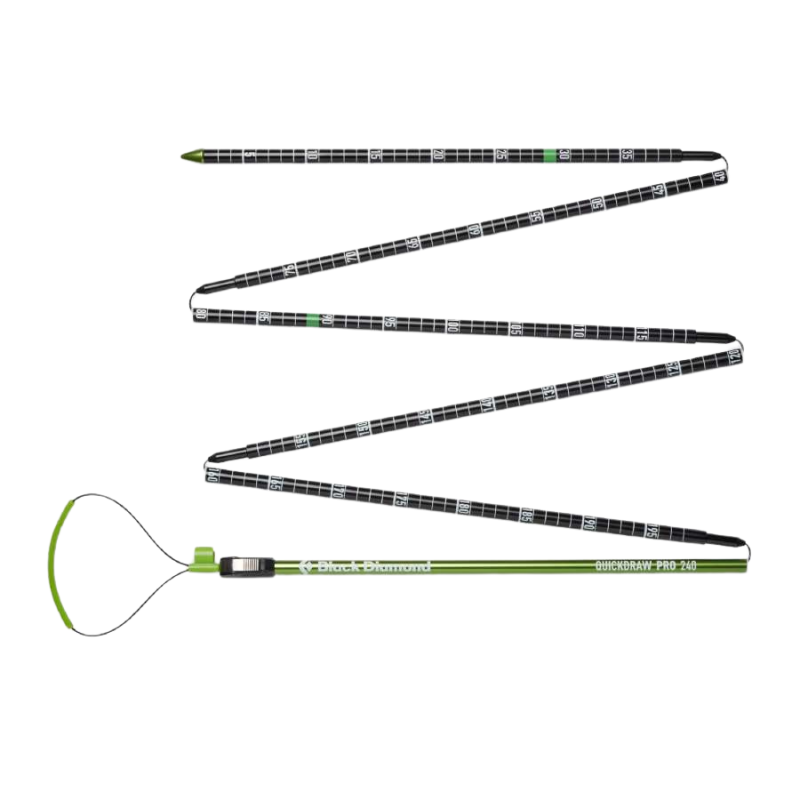La cinta de seguridad Sonda Black Diamond Quickdraw Pro 240 está equipada con un mango verde y tiene un diseño segmentado que se extiende en zigzag. Incluye marcas de medición y un cordón para facilitar el montaje.