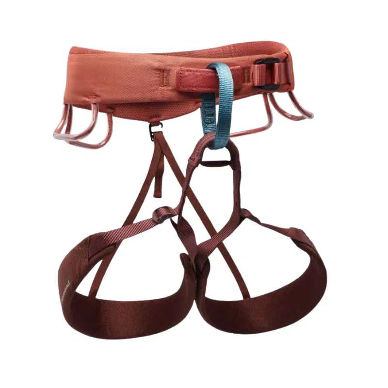 El arnés de escalada Momentum Mujer de Arnés Black Diamond, en llamativos tonos rojo y marrón, cuenta con múltiples anillos portamaterial, correas ajustables en la cintura y las piernas y un llamativo anillo de seguridad azul. Se presenta elegantemente sobre un fondo blanco.