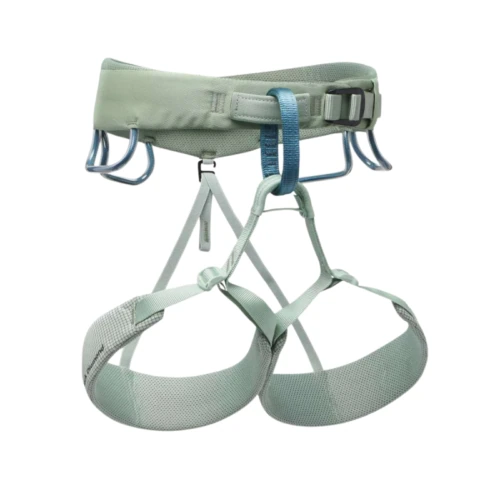 El Arnés Black Diamond Momentum Mujer es un arnés de escalada de color verde claro, equipado con correas ajustables, hebillas metálicas y cuatro portamateriales. Cuenta con perneras acolchadas para mayor seguridad y comodidad durante las actividades de escalada y se presenta sobre un fondo blanco.