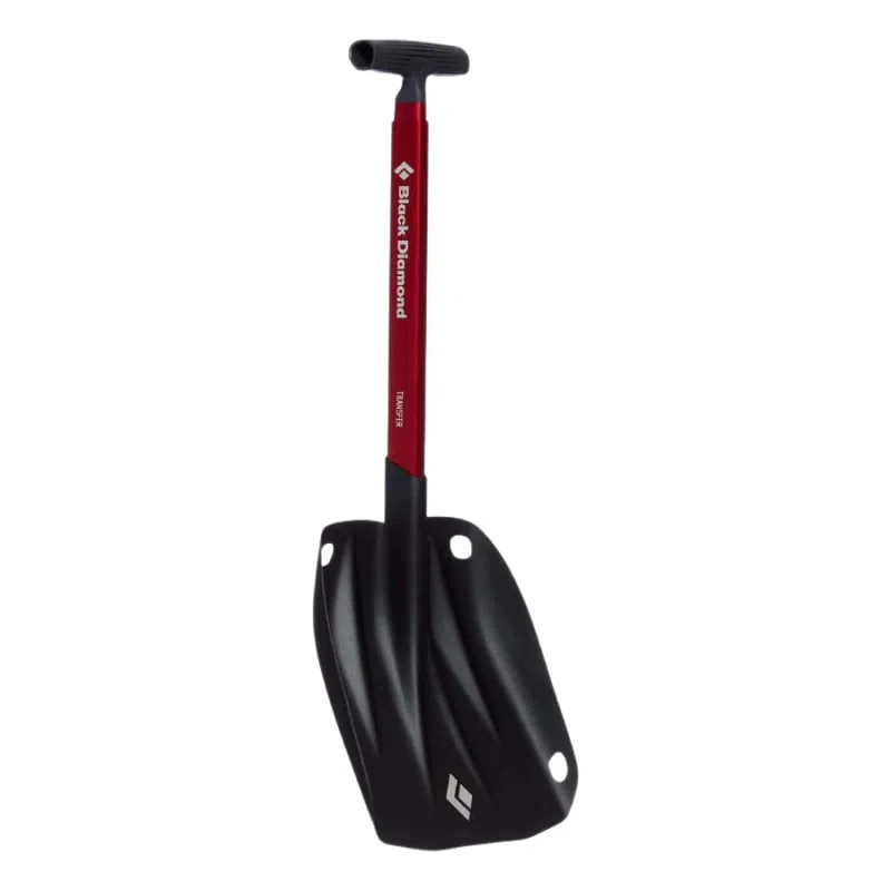 La Pala Transfer Black Diamond en Hyper Red tiene un mango en forma de T y presenta un elegante diseño en negro y rojo con el logotipo "Black Diamond" en el mango. Su hoja curva incluye cortes ovalados para una fijación o almacenamiento eficientes.