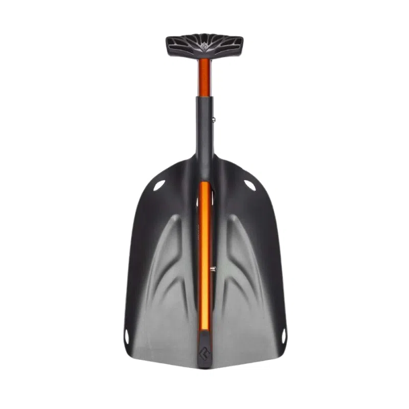 La pala quitanieves compacta Pala Black Diamond Deploy presenta una llamativa hoja negra combinada con un mango de color naranja brillante y está equipada con un cómodo agarre en forma de T. Su diseño robusto incluye dos orificios laterales cerca de la base, lo que permite colocarla o colgarla fácilmente, lo que la hace ideal para uso en exteriores.