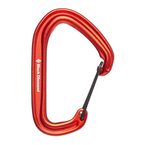 El mosquetón Black Diamond HotWire presenta un diseño elegante y asimétrico en color rojo con una compuerta de alambre negra. El logotipo de la marca, "Black Diamond", está elegantemente impreso en blanco en el lateral, lo que garantiza que este mosquetón sea duradero y elegante.