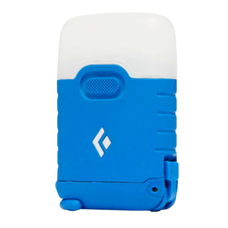 La Linterna Zip Black Diamond es una linterna portátil elegante y compacta en azul y blanco, con un asa pequeña y un botón lateral. Su diseño moderno, resaltado por el logotipo en el frente, garantiza que el estilo se combine con la funcionalidad para tus aventuras.