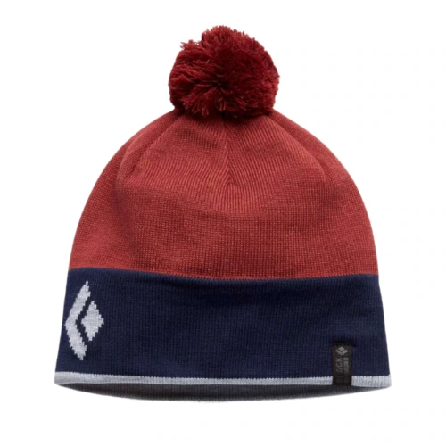 El gorro Black Diamond Olympus es un gorro de punto rojo y azul marino que presenta un divertido pompón. Presenta un pequeño logotipo geométrico blanco en la banda azul marino, junto con una sutil etiqueta Black Diamond cerca de la base.
