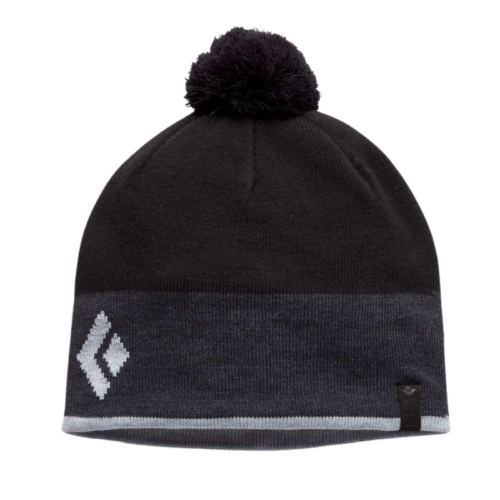 El gorro Olympus Beanie, un gorro de punto negro y gris oscuro con pompón, luce un logotipo geométrico blanco en la parte delantera. Una raya gris claro en la parte inferior completa su estilo elegante, que recuerda a la elegancia de Black Diamond.