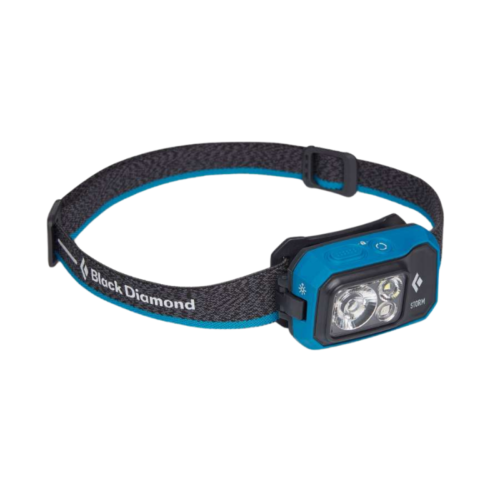 La Linterna Frontal Black Diamond Storm 450lm, con su elegante diseño en azul y negro, incluye una correa ajustable con el logotipo de la marca. Esta versátil linterna frontal ofrece múltiples luces LED y configuraciones ajustables, lo que proporciona 450 lúmenes de brillo para tus aventuras al aire libre.