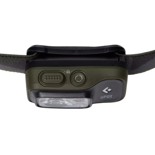 Primer plano de una linterna frontal Black Diamond en verde oscuro y negro, con las palabras "Spot 400lm" junto al logotipo. La linterna frontal Black Diamond Spot 400lm incluye un botón, un icono de candado y viene con una correa ajustable para llevarla.