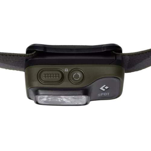 Primer plano de una linterna frontal Black Diamond en verde oscuro y negro, con las palabras "Spot 400lm" junto al logotipo. La linterna frontal Black Diamond Spot 400lm incluye un botón, un icono de candado y viene con una correa ajustable para llevarla.