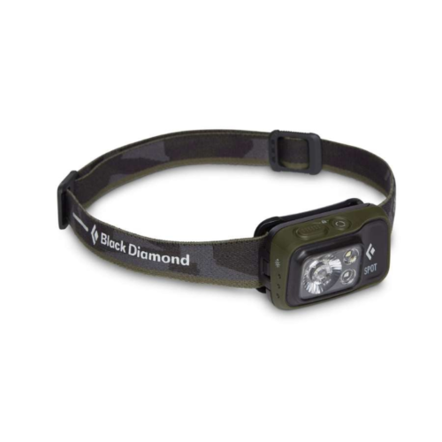 La linterna frontal Black Diamond Spot cuenta con una correa de camuflaje ajustable y una unidad de lámpara rectangular que ofrece múltiples configuraciones de luz. Esta linterna frontal de 400 lm garantiza que estés bien equipado para cualquier aventura.