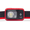 Un faro rojo y negro con luz LED con la marca "Linterna Frontal Black Diamond Cosmo 350lm" en la parte delantera, diseñado por Black Diamond, resalta su estilo versátil con una correa ajustable visible en el fondo.