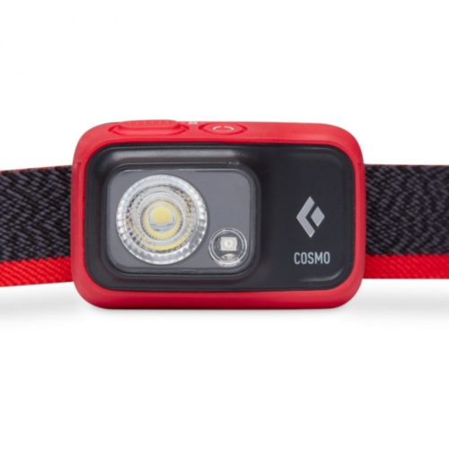 Un faro rojo y negro con luz LED con la marca "Linterna Frontal Black Diamond Cosmo 350lm" en la parte delantera, diseñado por Black Diamond, resalta su estilo versátil con una correa ajustable visible en el fondo.