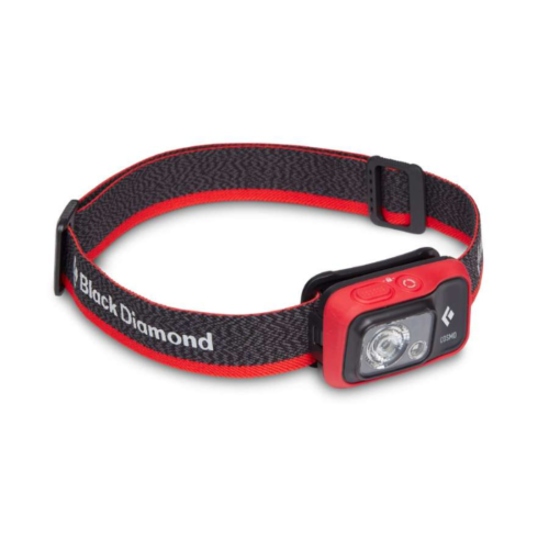 La Linterna Frontal Black Diamond Cosmo 350lm presenta un elegante diseño en rojo y negro con una correa ajustable, cuenta con una potente luz LED redonda y lleva la icónica etiqueta "Black Diamond" en el costado, lo que la hace perfecta para cualquier aventura.
