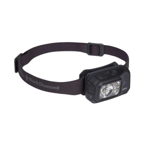 La linterna frontal Black Diamond Storm 500lm R cuenta con una correa ajustable y múltiples luces LED, lo que la hace ideal para aventuras al aire libre. Incluye botones fáciles de usar en la parte superior y una correa con la marca que muestra el icónico logotipo de Black Diamond, que combina durabilidad y estilo.