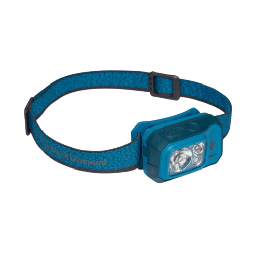 La linterna frontal azul Black Diamond, con luces LED duales de 500 lm, cuenta con una correa ajustable con la marca "Black Diamond" y una pequeña hebilla para cambiar de tamaño fácilmente. Esta linterna frontal está diseñada para entusiastas de las actividades al aire libre y ofrece un diseño elegante y compacto perfecto para cualquier aventura.