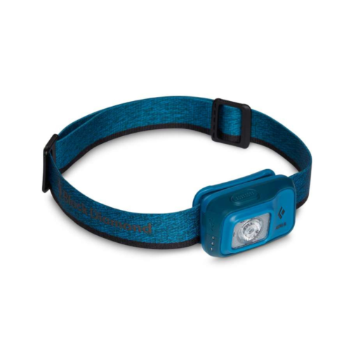 La Black Diamond Astro 300lm es una linterna frontal azul con correa ajustable que incluye una carcasa de luz pequeña y rectangular. La correa combina el azul y el negro con una hebilla de ajuste de tamaño. La linterna tiene una lente central transparente y botones de control en la parte superior.