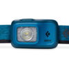 La Linterna Frontal Black Diamond Astro 300lm R es una elegante linterna frontal azul que cuenta con una única luz LED y una correa ajustable, con el texto "ASTRO-R" y un logotipo geométrico estampado en su robusta carcasa.