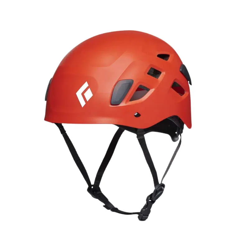 El casco de escalada Black Diamond Half Dome presenta una carcasa de color naranja brillante con correas ajustables negras y aberturas de ventilación laterales. El emblemático logotipo blanco de Casco adorna la parte delantera, lo que garantiza que el estilo se combina con la seguridad.