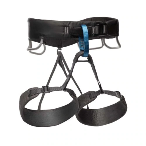 El arnés Arnés Black Diamond Momentum incluye presillas ajustables en la cintura y las piernas, cuatro presillas para material y una llamativa presilla de seguridad azul. Su elegante diseño negro destaca sobre un fondo blanco.