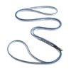 Una eslinga de escalada azul y gris, que recuerda a la Dynex Runner de Black Diamond, está dispuesta en un patrón suelto y sinuoso. Esta tela duradera de 120 cm tiene una etiqueta adherida para indicar las especificaciones.