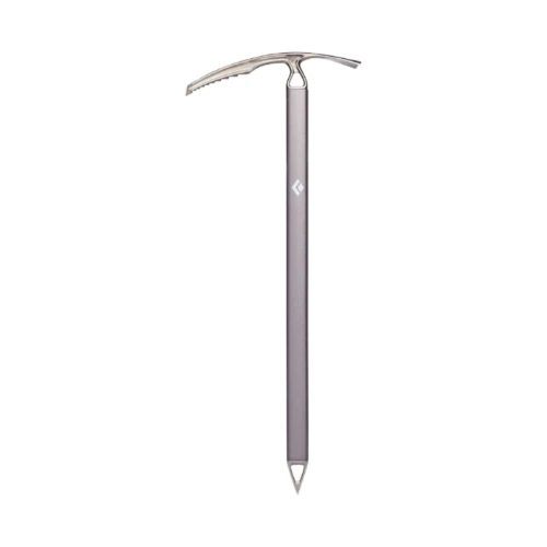 Presentamos el piolet Piolet Black Diamond Raven, una elegante herramienta plateada con una punta curva y un mango recto diseñada para el montañismo. Fabricado por Black Diamond, incluye una cabeza texturizada para un agarre superior y está adornado con un sutil logotipo en forma de diamante en el mango. Perfecto para escaladores que buscan confiabilidad y estilo.