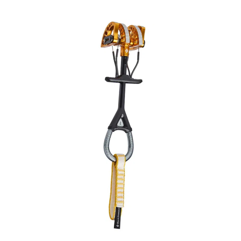 Camalot Black Diamond Ultralight es una leva de escalada diseñada para la protección en la escalada en roca, con un diseño ultraligero con lóbulos naranjas y un vástago negro, junto con una eslinga tejida amarilla y blanca para asegurar en las grietas.