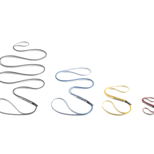 Cuatro anillos de Dynex de 10 mm con diamantes negros Anillo Cosido están perfectamente dispuestos en colores vibrantes y longitudes variables. De izquierda a derecha: gris, azul, amarillo y rojo. Cada anillo aparece enrollado sobre un fondo blanco, lo que muestra sus distintos tamaños.
