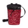 La bolsa de magnesio Black Diamond Gym Chalk Bag presenta un diseño rojo vibrante adornado con patrones de montañas blancas y una elegante parte superior negra. Incluye un práctico cierre con cordón y una correa ajustable con hebilla lateral.