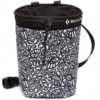 La bolsa para magnesio Black Diamond Gym Chalk Bag presenta un llamativo patrón abstracto en blanco y negro, con un cierre superior con cordón y una correa ajustable. Su diseño geométrico muestra varias formas y motivos.