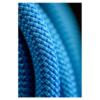 Primer plano de bobinas de cuerda azul Cuerda Black Diamond de 9,9 mm, tejidas firmemente, que resaltan la intrincada textura y el patrón. Las vibrantes fibras azules crean un diseño trenzado que se destaca sobre un fondo oscuro.