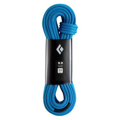 Una cuerda de escalada de Black Diamond enrollada en un azul vibrante con una etiqueta negra alrededor. La etiqueta muestra un logotipo, el tamaño "9,9 mm" y la longitud "35 m". Esta cuerda de 9,9 mm está cuidadosamente envuelta y lista para usar.