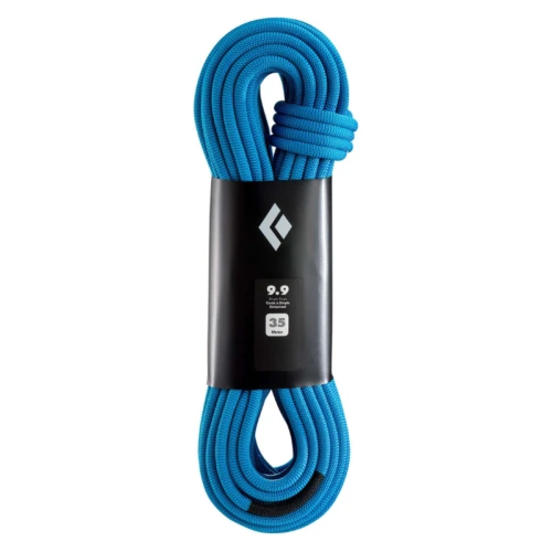 Una cuerda de escalada de Black Diamond enrollada en un azul vibrante con una etiqueta negra alrededor. La etiqueta muestra un logotipo, el tamaño "9,9 mm" y la longitud "35 m". Esta cuerda de 9,9 mm está cuidadosamente envuelta y lista para usar.
