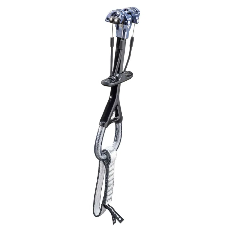 La cámara de escalada Black Diamond Camalot cuenta con ejes dobles y un diseño ultraligero, con un elegante acabado negro y plateado con una correa gris y negra adjunta.