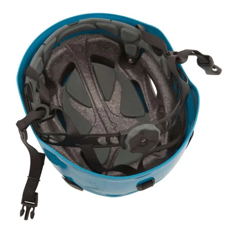 El casco Black Diamond Half Dome se muestra desde el interior, resaltando su color azul con acolchado gris, correas ajustables y una hebilla para la barbilla. Este casco encarna la comodidad y la seguridad, y refleja la meticulosa atención a los detalles de Black Diamond.