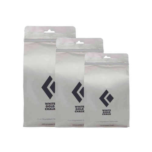 Tres bolsas plateadas con la etiqueta "Magnesio Black Diamond Loose Chalk" (magnesio para tizas sueltas Black Diamond) se encuentran una al lado de la otra, de distintos tamaños. Cada bolsa contiene carbonato de magnesio puro (conocido por su uso en escalada o gimnasia) y tiene un logotipo sencillo que recuerda a Black Diamond en el frente.