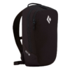 La Mochila Black Diamond Bullet 16 es una elegante mochila negra con un diseño minimalista que muestra un logotipo geométrico blanco y el texto "BULLET 16" en el lateral. Cuenta con un asa superior y correas de hombro ajustables para una máxima comodidad.
