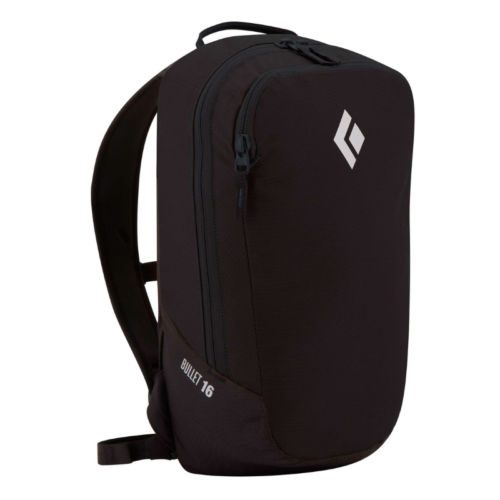 La Mochila Black Diamond Bullet 16 es una elegante mochila negra con un diseño minimalista que muestra un logotipo geométrico blanco y el texto "BULLET 16" en el lateral. Cuenta con un asa superior y correas de hombro ajustables para una máxima comodidad.